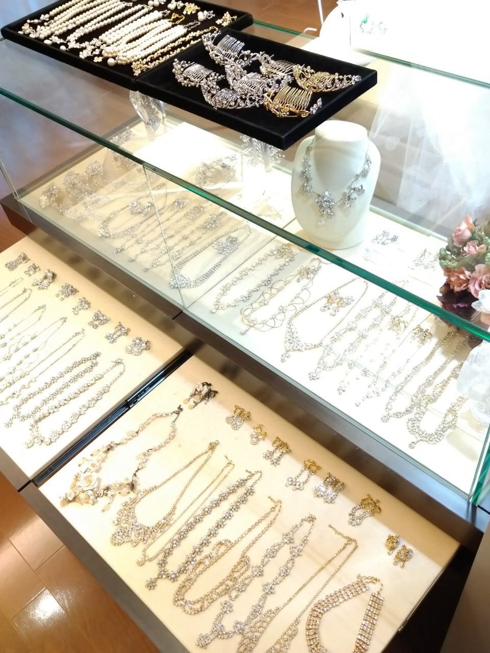 akusesari