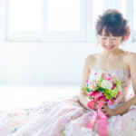 ブーケを見つめる新婦　ハーディエイミスドレス